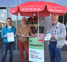 Das SPD-Infostandteam aus Willi van Beek (li.) und Karl-Heinz Gebauer (re.). führte konstruktive Gespräche. Auch Bürgermeister Peter Driessen (m.) unterstützt aktiv die Aktion