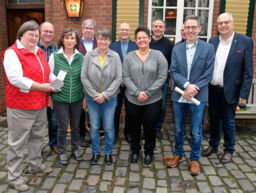 Gruppenbild mit sieben Vertretern der Sankt Martins Organisationen der Gemeinde Bedburg-Hau sowie Karin Wilhelm, Willi van Beek und Bürgermeister Peter Driessen