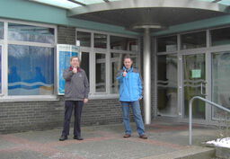 Bedburg-Hauer SPD Fraktionsvorsitzende Hans Gerd Fruhen und SPD-Pressesprecher Wilhelm van Beek vor dem Hallenbad in Schneppenbaum