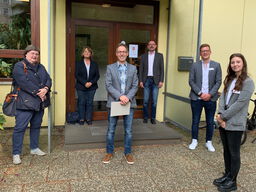 v.l.n.r.: Karin Wilhelm (SPD-Ortsvorsitzende), Dr. Ursula Pitzner (Parteilose Bürgermeisterkandidatin), Willi van Beek (SPD-Fraktionsvorsitzender), Ludger Geurds (Leiter LVR-Pflegeschule), Frederik Koenen (stellv. Schulleiter), Laura Janssen (Lehrerin)