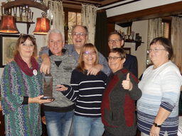 Reinhold Kohls (2.v.l.) wurde für das besondere Engagement für den Verein Herzenswunsch mit der Bedburg-Hauer Stele von der SPD Bedburg-Hau geehrt.
