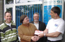 v.l.n.r.: Willi van Beek (SPD), Karin Wilhelm (Ortsvereinsvorsitzende SPD), Klaus Brandt (SPD), Ralf Wolniewicz (Vorsitzender Förderverein Hallenbad BedburgerNass)