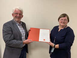 Die Vorsitzende der Bedburg-Hauer Sozialdemokraten, Karin Wilhelm, freut sich Karl-Heinz Gebauer für dessen langjährige Treue und 40 Jahre Mitgliedschaft in der SPD auszeichnen zu dürfen.