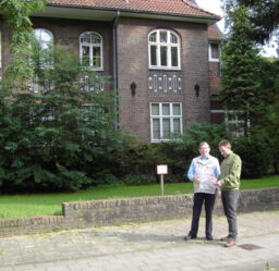 Hans Gerd Fruhen und Wilhelm van Beek vor einem Gebäude der LVR-Klinik