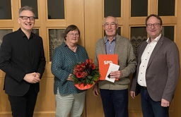v.l.: Bodo Wißen (stellv. SPD Unterbezirksvorsitzender), Karin Wilhelm (SPD-Ortsvereinsvorsitzende), Gerd van Beek, Thorsten Rupp (SPD Unterzirksvorsitzender)