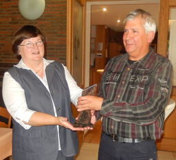 Karin Wilhelm überreicht den Bürgerpreis an Karsten Müller