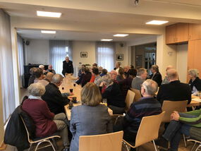 Bürgermeister Peter Driessen erläutert, dass er zur Zeit Verhandlungen führt, um ein Ärztehaus in Bedburg-Hau zu realisieren